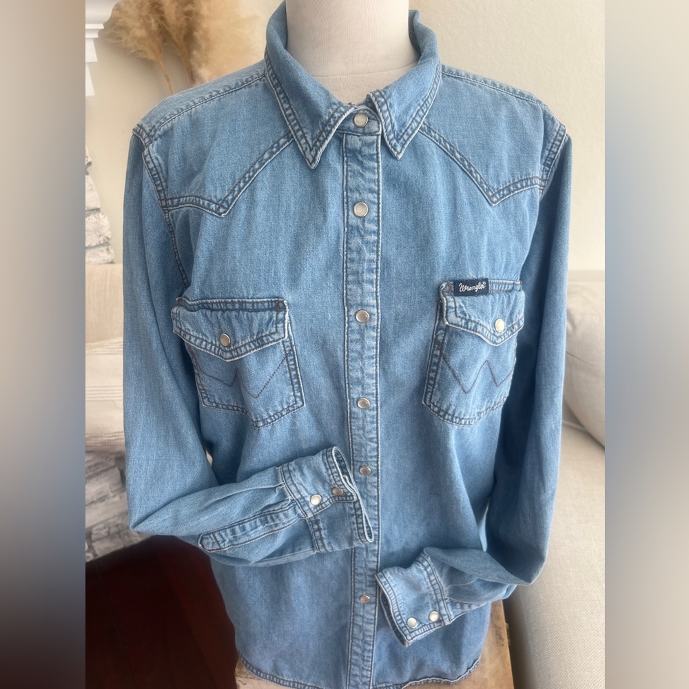 Wrangler Light Blue Denim Shirt Size XL
Vintage
